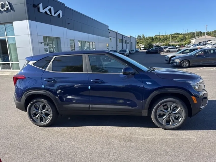 2026 Kia Seltos LX photo 1