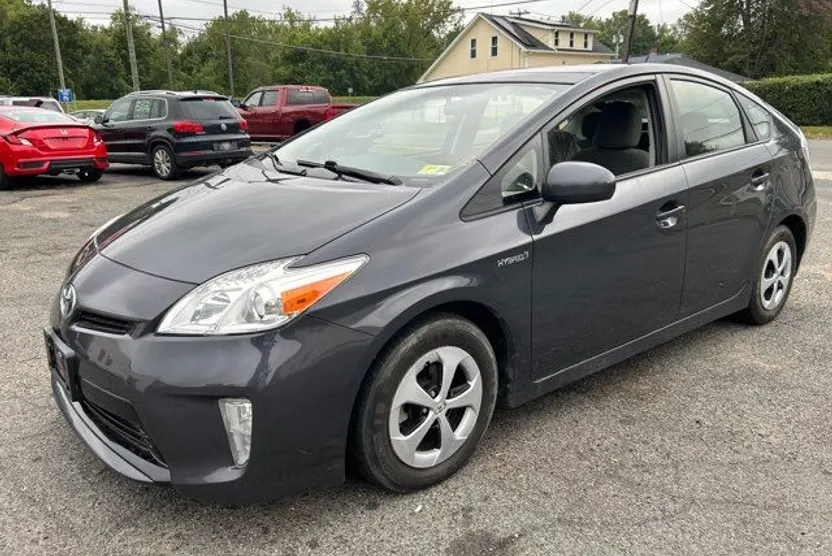 2015 Toyota Prius Four photo 1