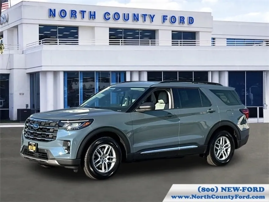 2025 Ford Explorer photo 1
