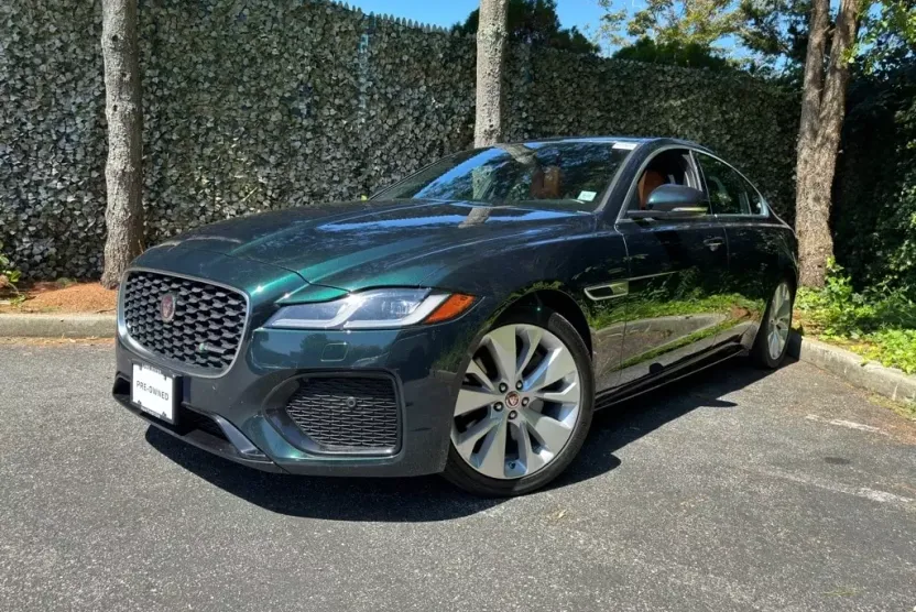 2022 Jaguar XF R-Dynamic SE photo 1