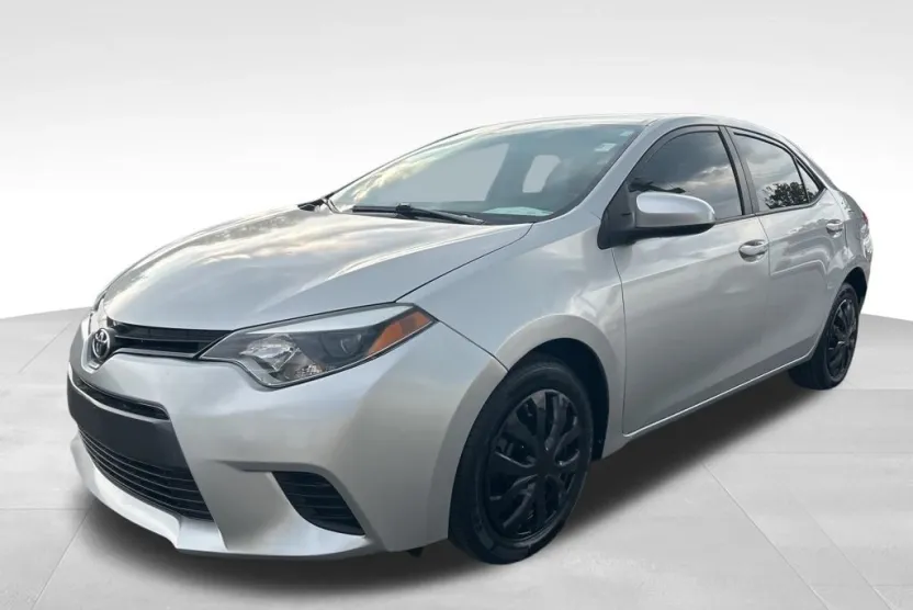2015 Toyota Corolla LE photo 1