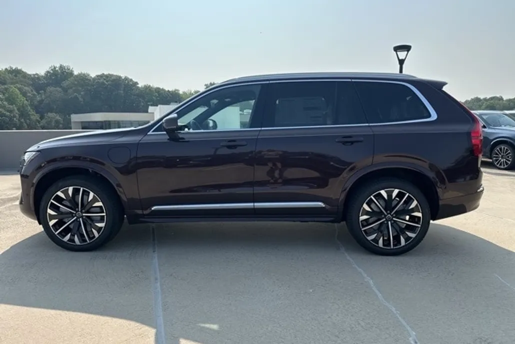 2026 Volvo XC90 T8 photo 1