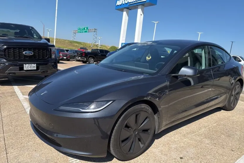 2024 Tesla Model 3 photo 1