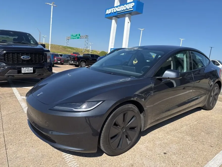 2024 Tesla Model 3 photo 1