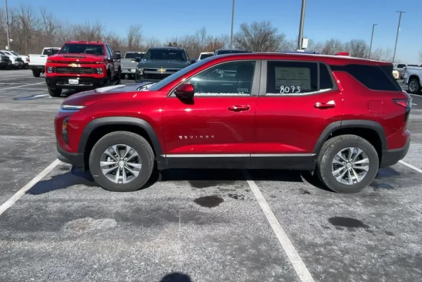 2025 Chevrolet Equinox LT photo 1