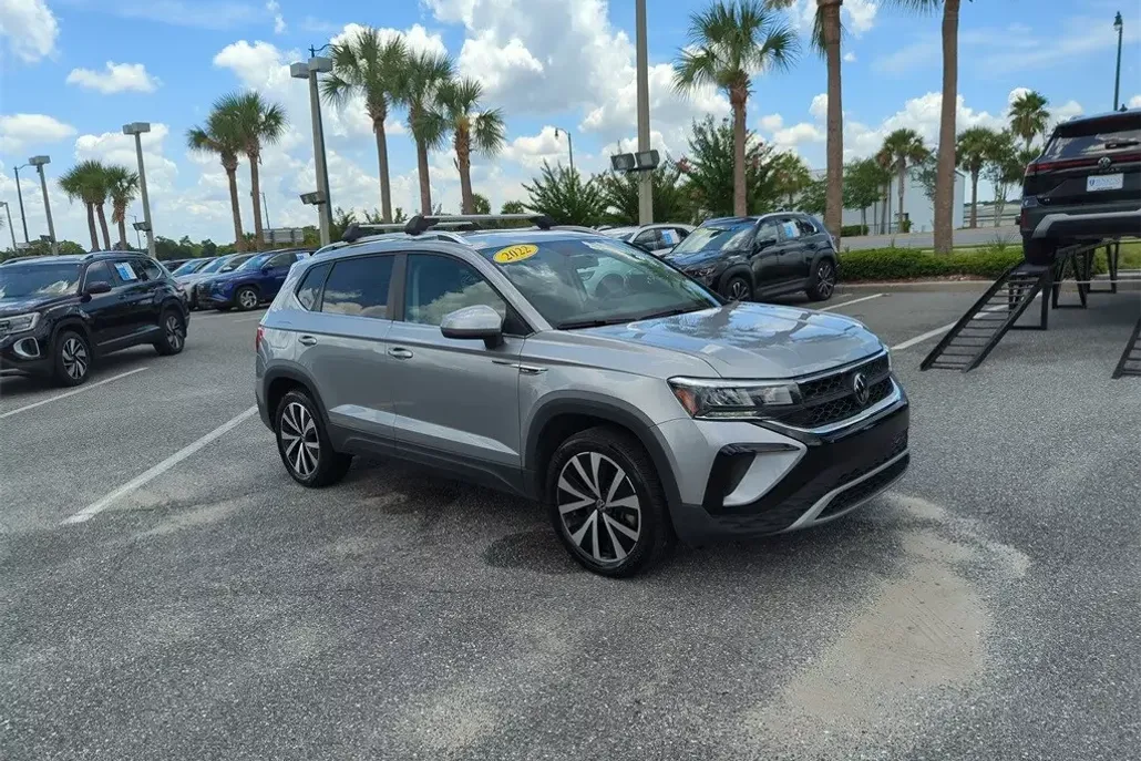 2022 Volkswagen Taos SE photo 1