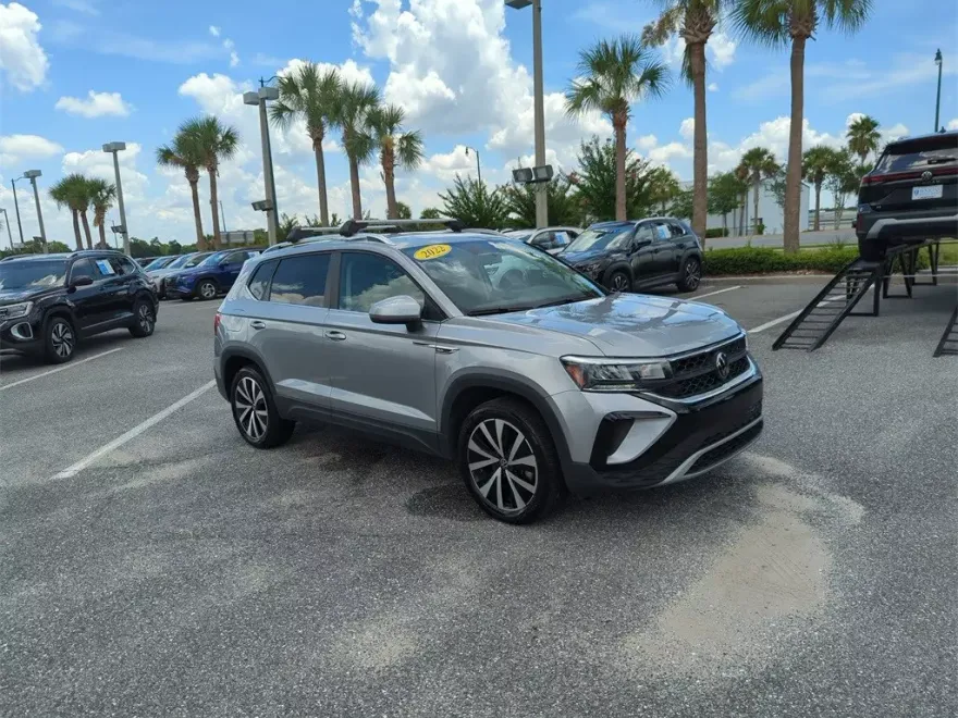 2022 Volkswagen Taos SE photo 1