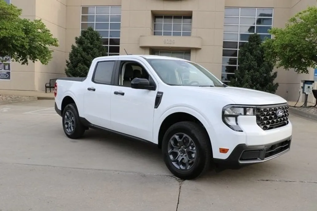 2025 Ford Maverick XLT photo 1