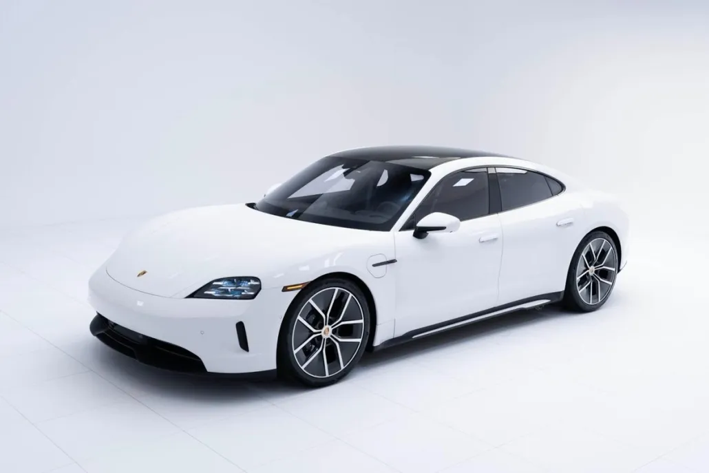 2025 Porsche Taycan photo 1
