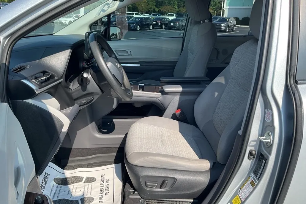 2022 Toyota Sienna LE photo 1