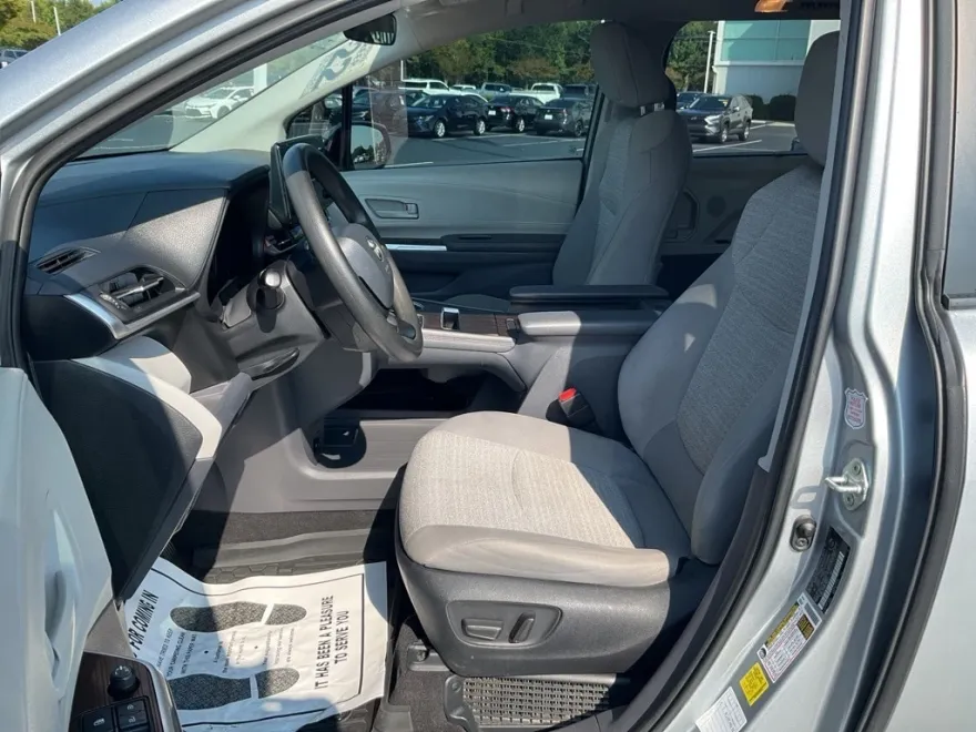 2022 Toyota Sienna LE photo 1