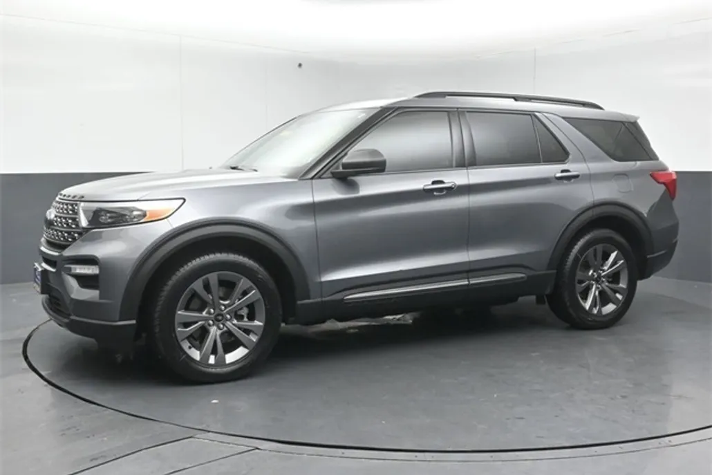 2021 Ford Explorer XLT photo 1