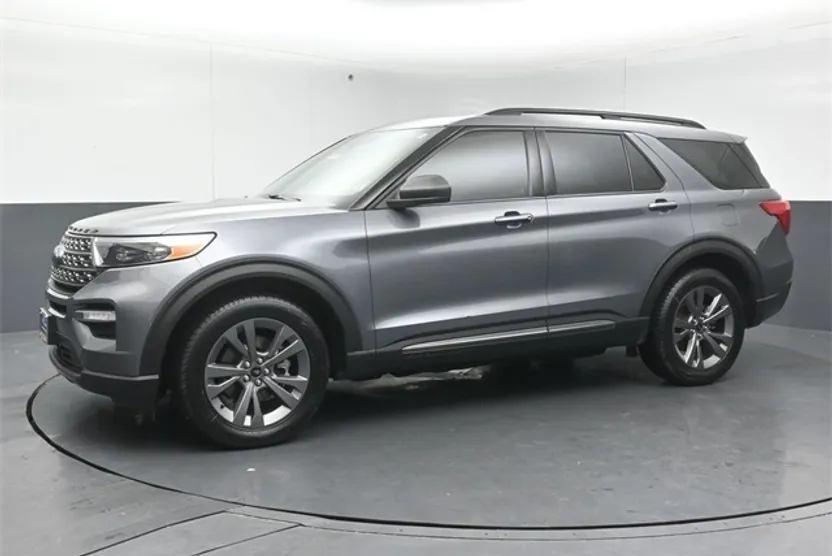 2021 Ford Explorer XLT photo 1