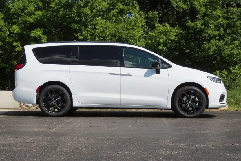 2025 Chrysler Pacifica Limited photo 1