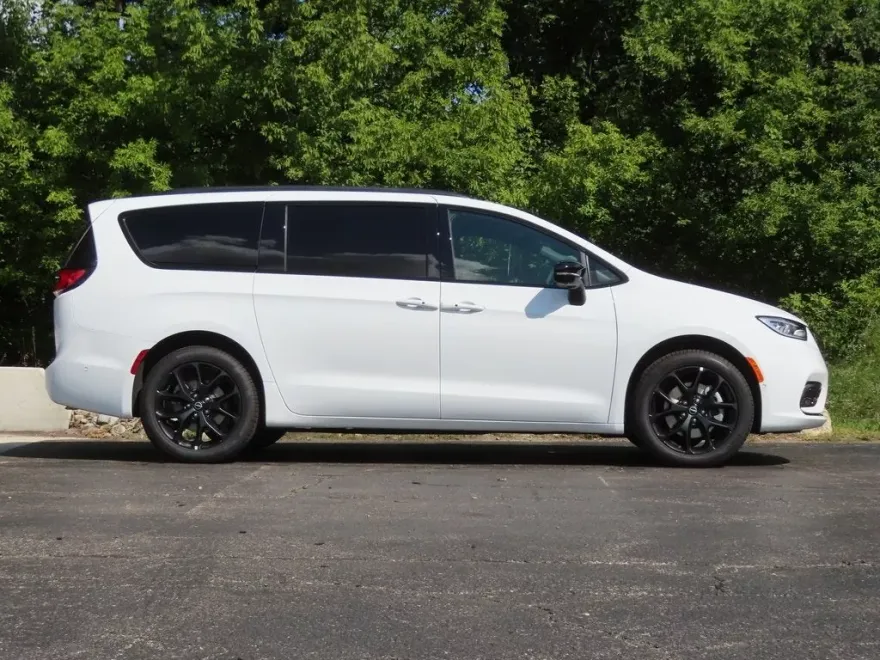 2025 Chrysler Pacifica Limited photo 1