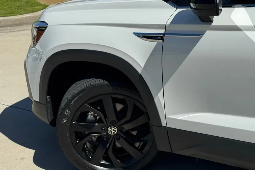 2024 Volkswagen Taos SE photo 1