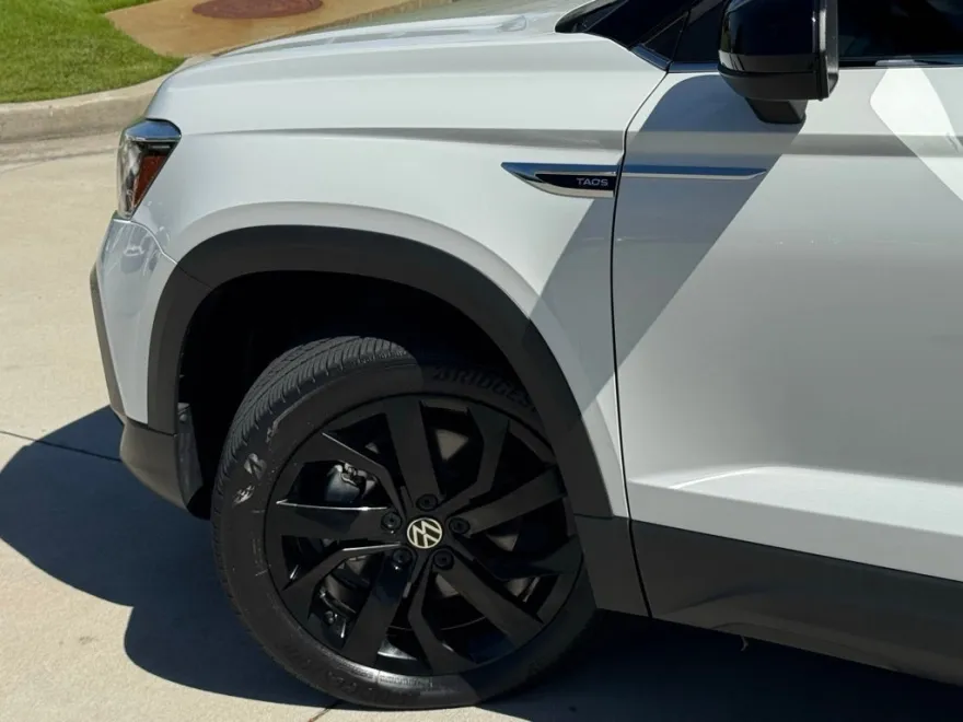 2024 Volkswagen Taos SE photo 1