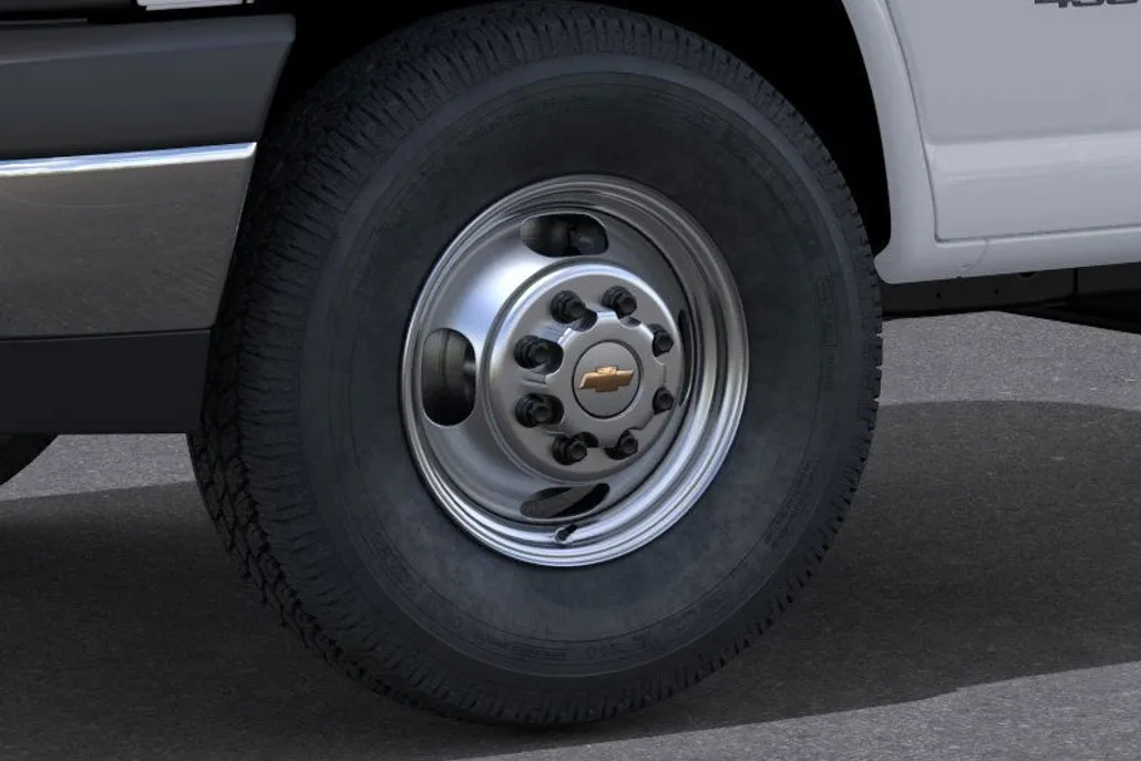 2025 Chevrolet Express Cutaway 3500 photo 1