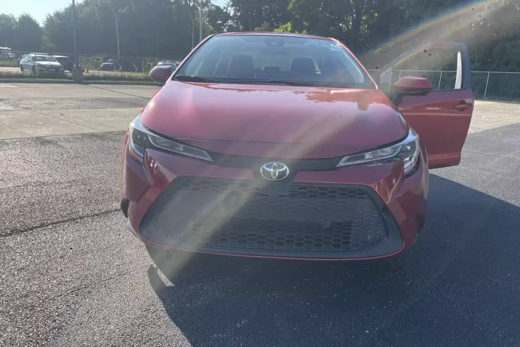 2021 Toyota Corolla LE photo 1