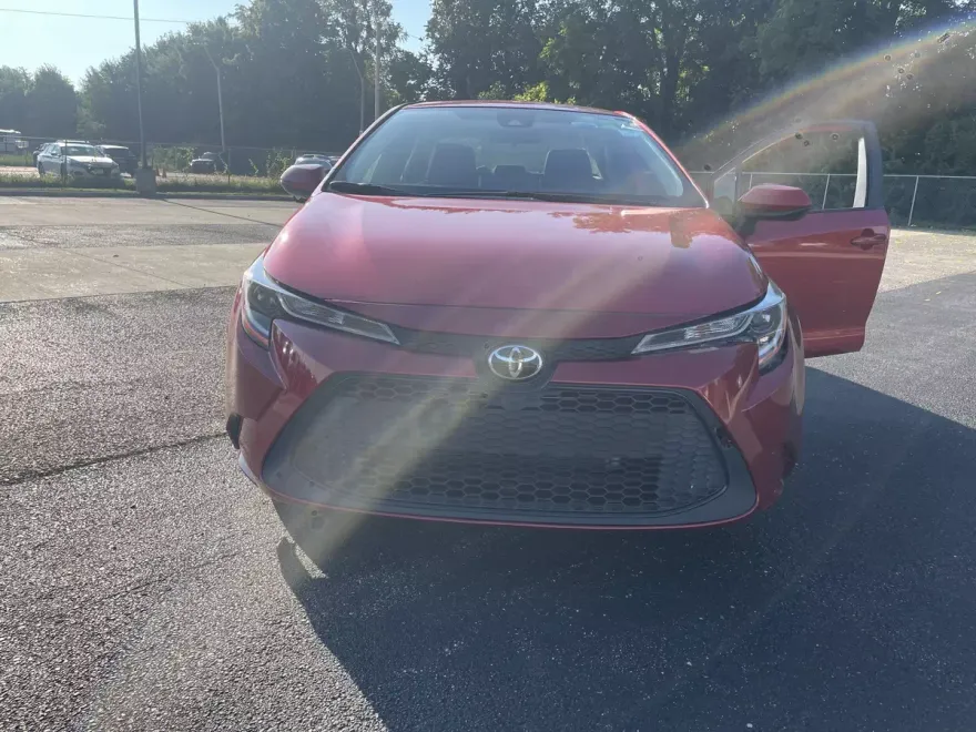 2021 Toyota Corolla LE photo 1