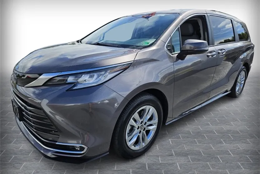 2022 Toyota Sienna Limited photo 1