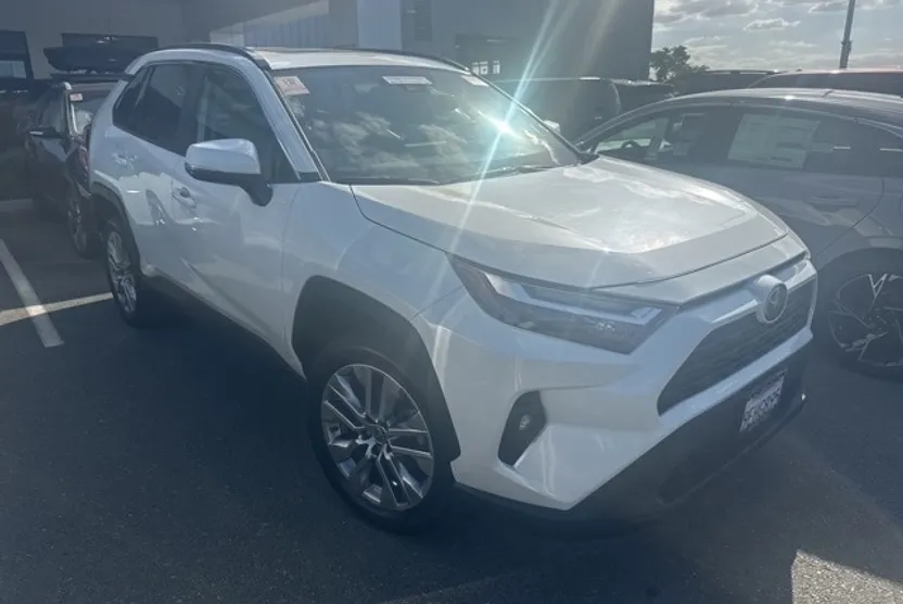 2022 Toyota RAV4 XLE Premium photo 1