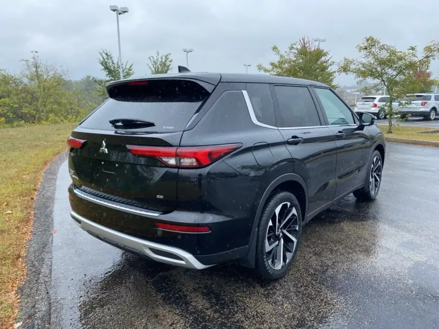 2022 Mitsubishi Outlander SE Launch Edition photo 1