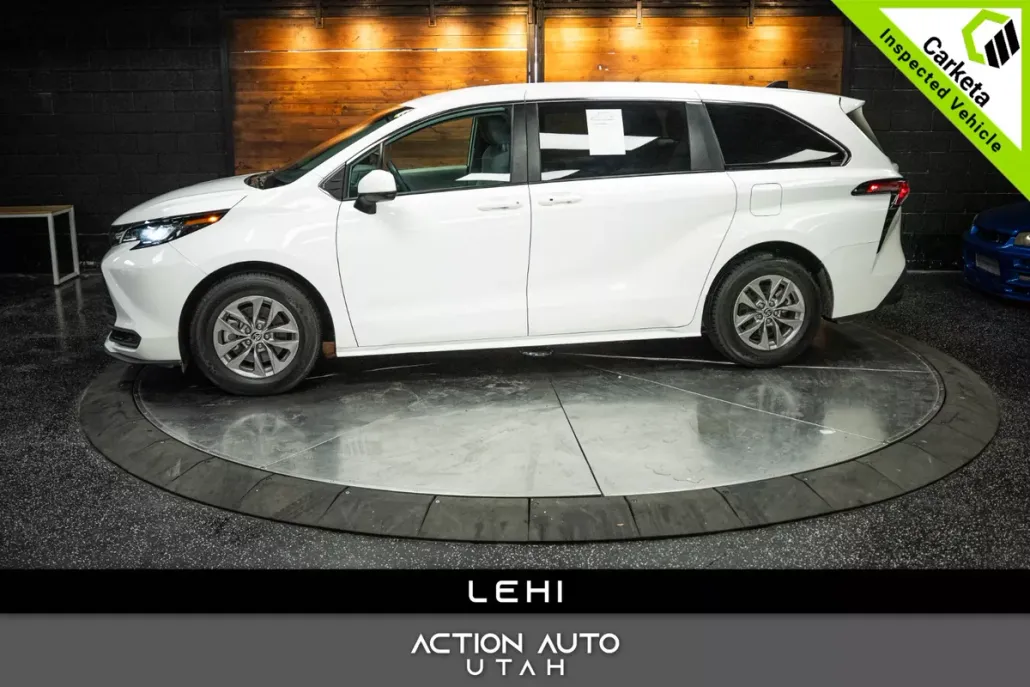 2022 Toyota Sienna LE photo 1