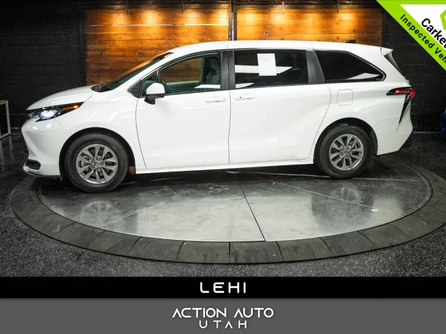 2022 Toyota Sienna LE photo 1
