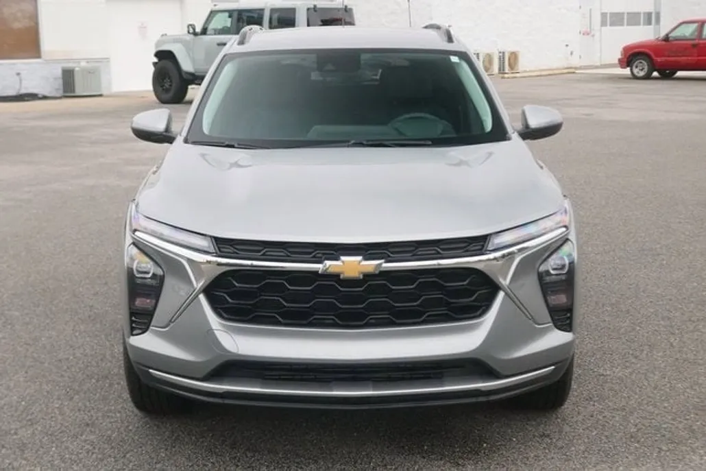 2024 Chevrolet Trax LT photo 1