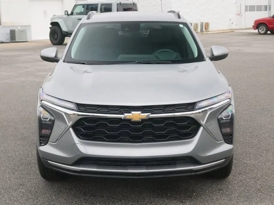 2024 Chevrolet Trax LT photo 1