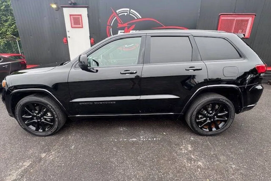 2019 Jeep Grand Cherokee Laredo photo 1