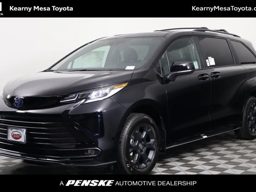 2025 Toyota Sienna Woodland Edition photo 1