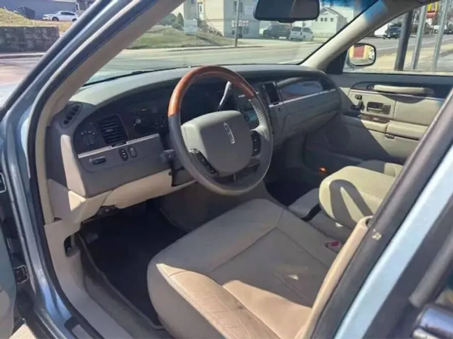 2011 Lincoln Town Car Signature Limited photo 1