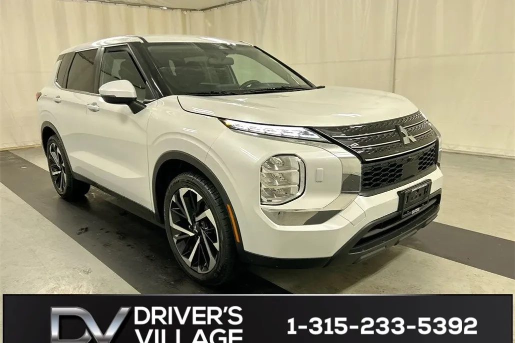 2022 Mitsubishi Outlander ES photo 1
