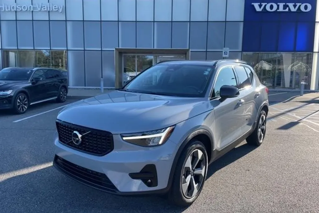 2024 Volvo XC40 Core photo 1