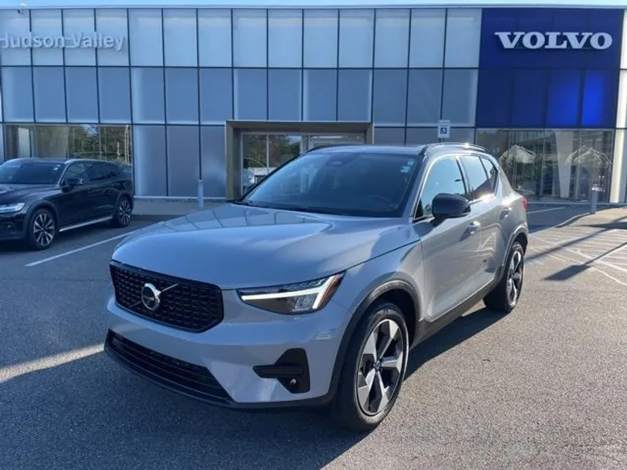 2024 Volvo XC40 Core photo 1