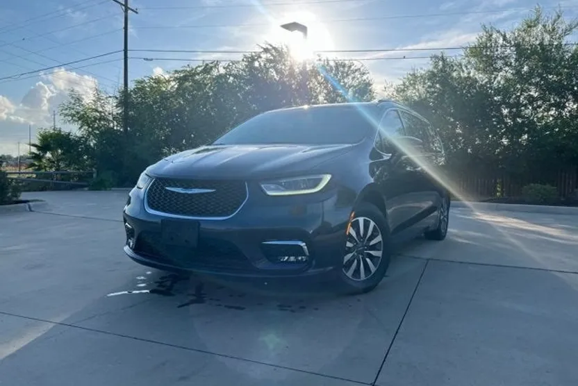 2021 Chrysler Pacifica Hybrid Touring L photo 1