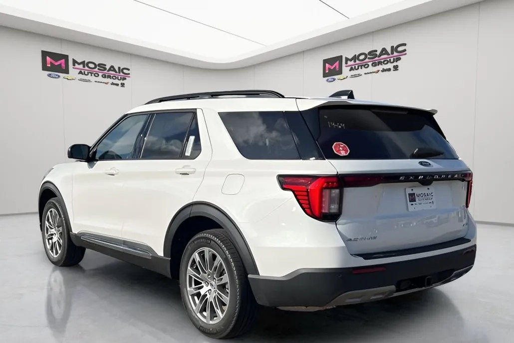 2025 Ford Explorer photo 1