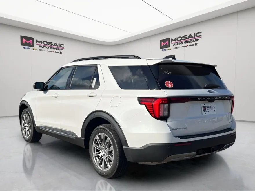 2025 Ford Explorer photo 1