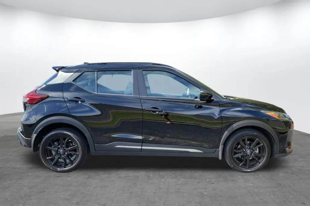 2023 Nissan Kicks SR photo 1