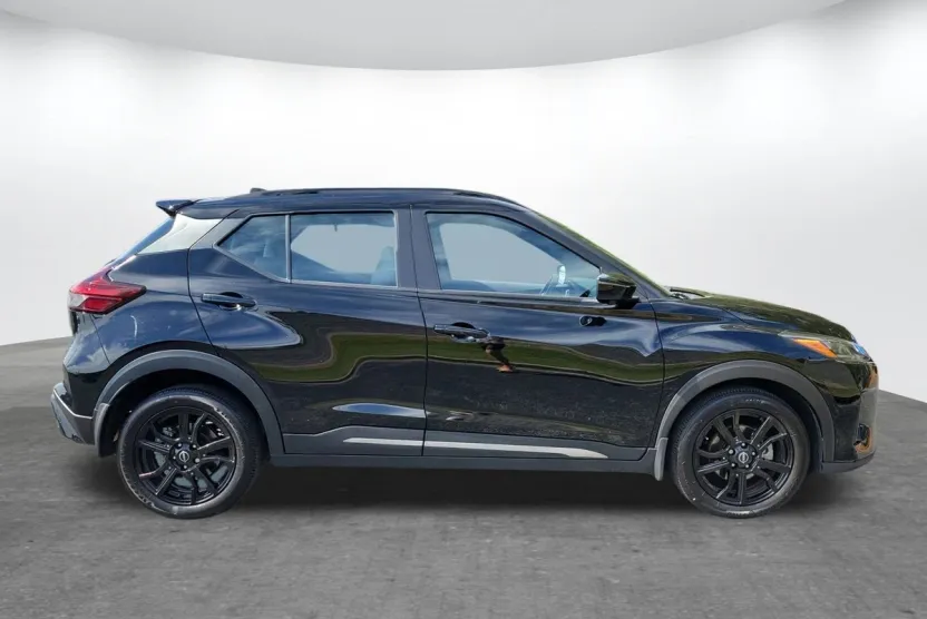 2023 Nissan Kicks SR photo 1