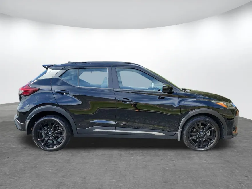2023 Nissan Kicks SR photo 1