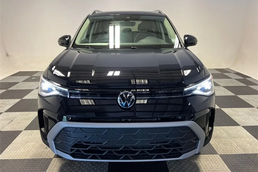 2025 Volkswagen Taos SE photo 1