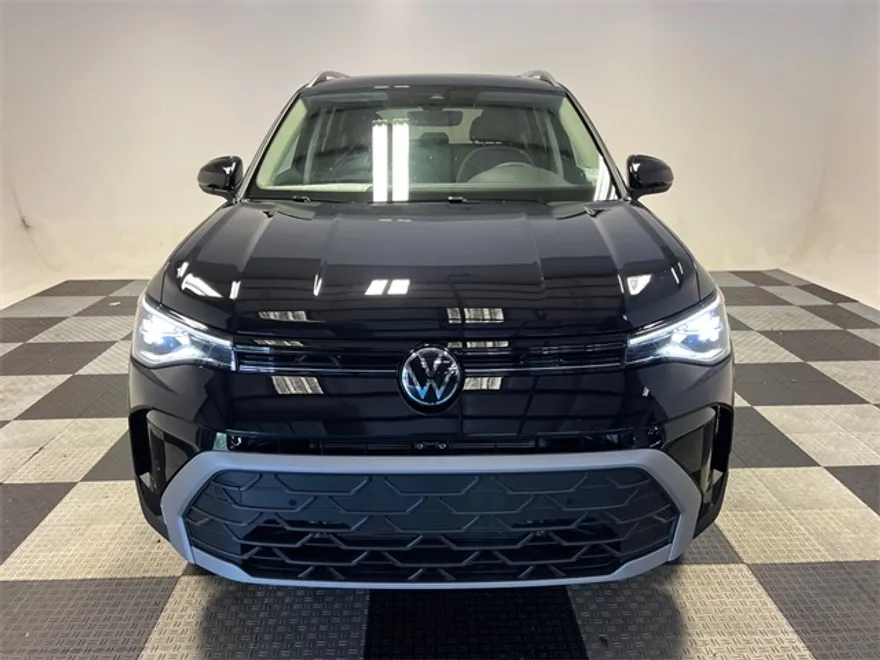 2025 Volkswagen Taos SE photo 1