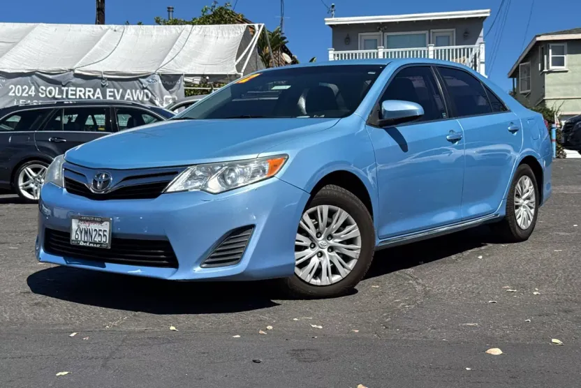 2012 Toyota Camry LE photo 1