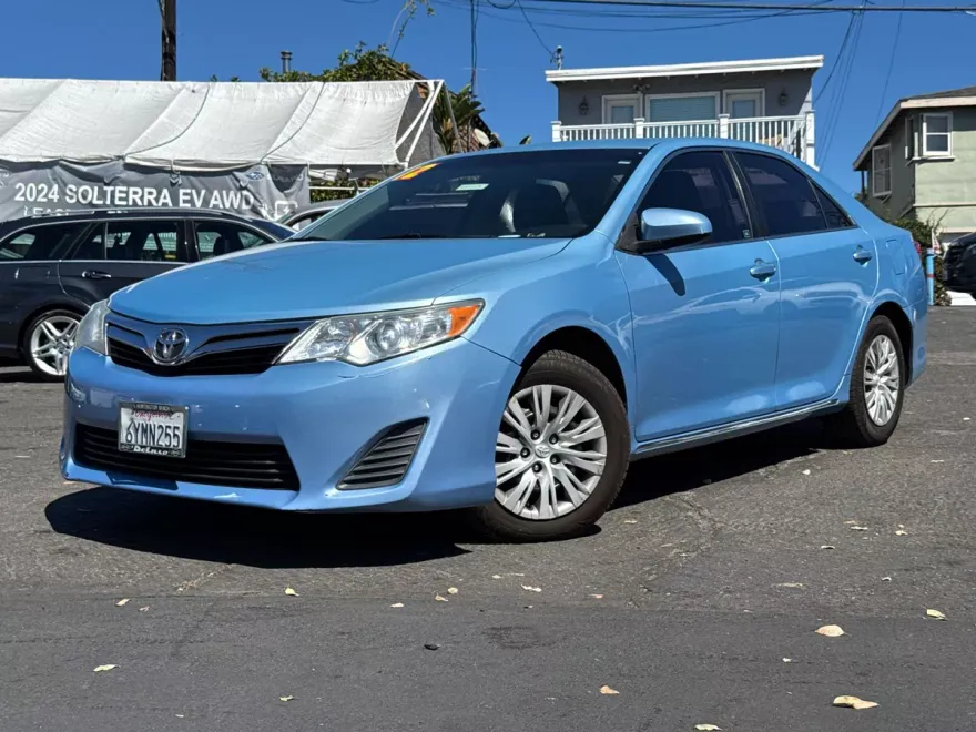 2012 Toyota Camry LE photo 1