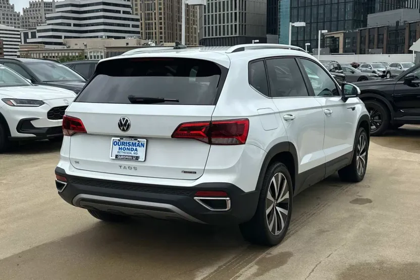 2022 Volkswagen Taos SE photo 1
