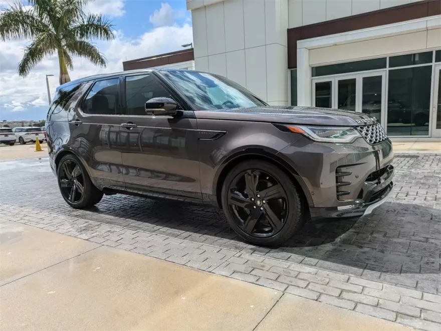 2024 Land Rover Discovery Metropolitan Edition photo 1