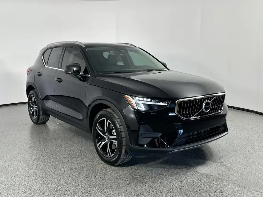 2025 Volvo XC40 Core photo 1